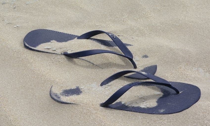 Sandalias en la arena