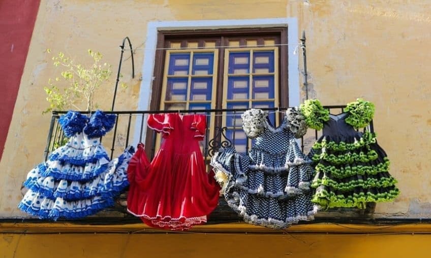 Balcón con trajes de flamenca