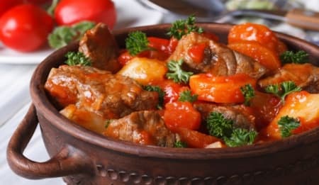 Meat with tomato sauce